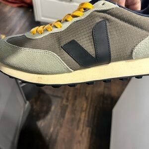 Stylish Men's Sneakers in Tan and Black